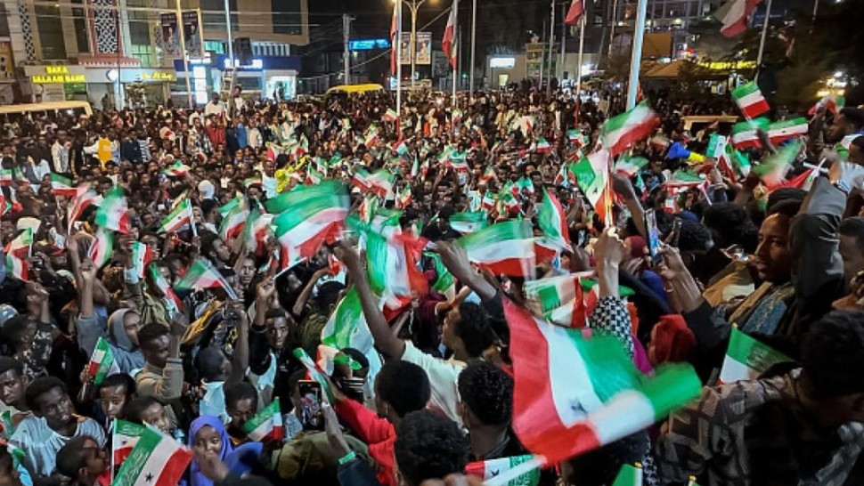 آلاف الصوماليين يتظاهرون احتجاجا على اعتراف الاحتلال بأرض الصومال