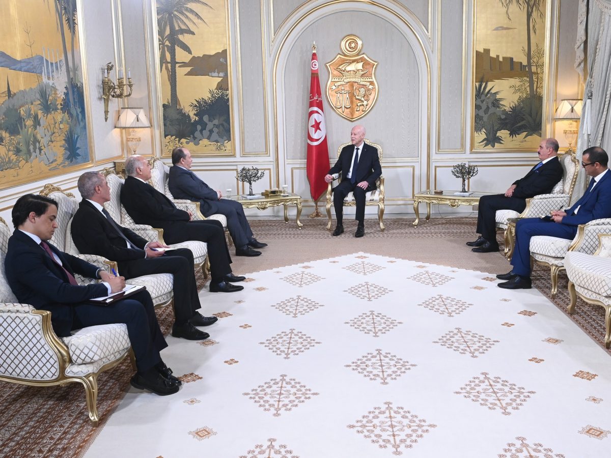 ماذا في لقاء رئيس الدولة بالوزير الأول الجزائري(فيديو)