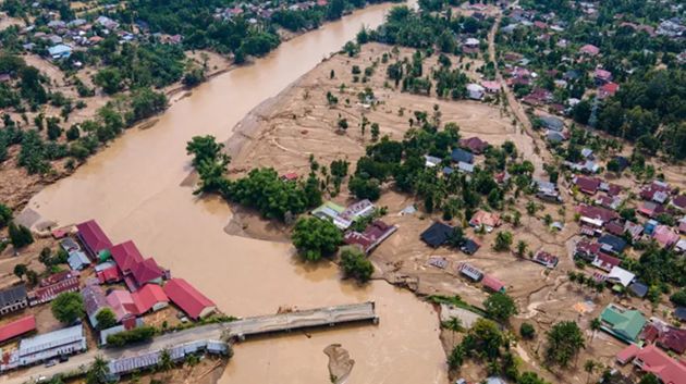 ارتفاع حصيلة ضحايا الفيضانات في إندونيسيا