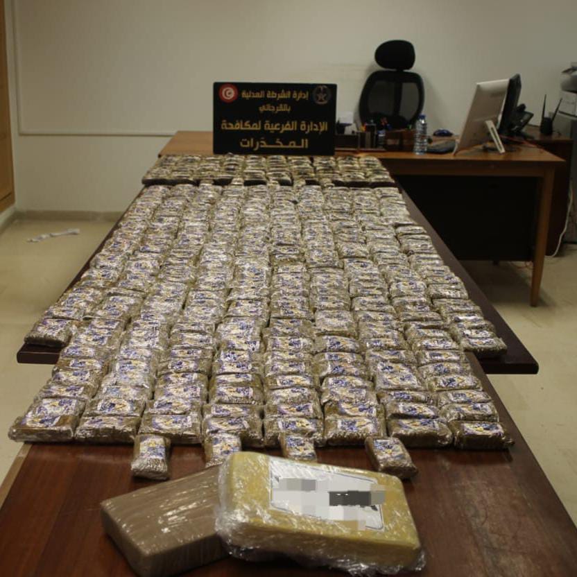 الإطاحة بشبكات دولية لترويج المخدرات.. وهذا المحجوز