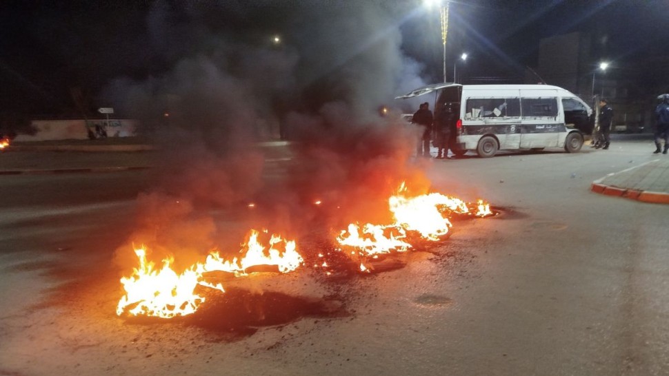 القيروان/ غلق طرقات وإشعال عجلات إثر وفاة شاب القيروان/ غلق طرقات وإشعال عجلات إثر وفاة شاب