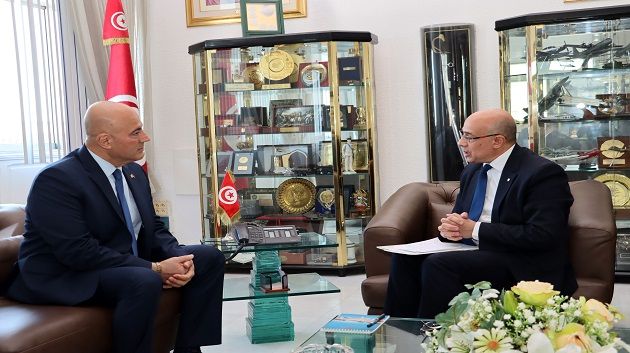 ماذا في لقاء وزير الدفاع بالسفير الأمريكي