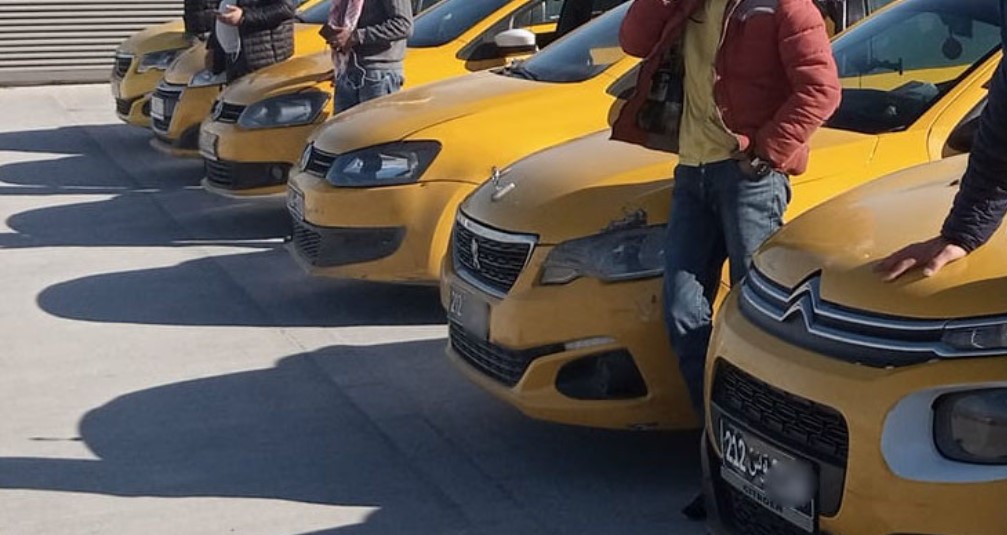 سائقو التاكسي بالقصرين يحتجون بالعاصمة