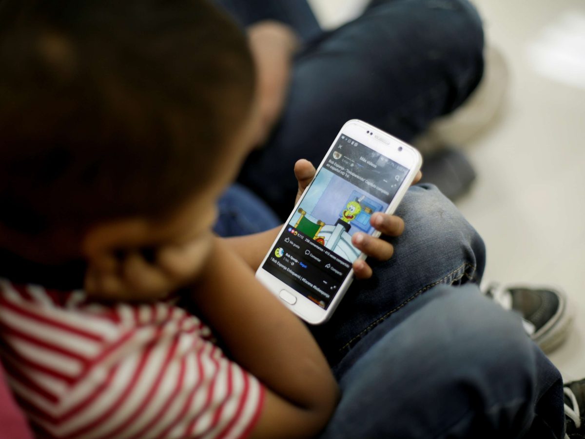 فرنسا تدرس حظر منصات التواصل على الأطفال