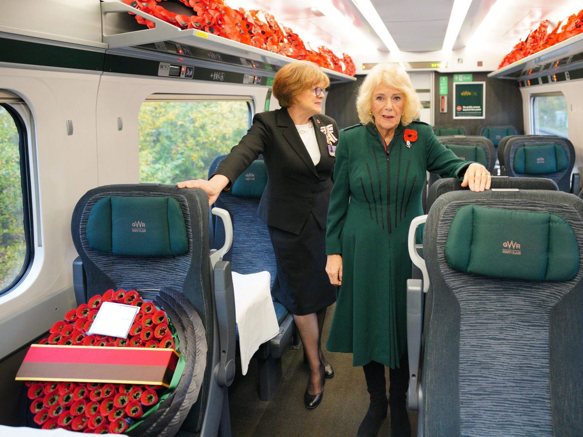 تفاصيل صادمة.. محاولة تحرش بملكة بريطانيا داخل قطار