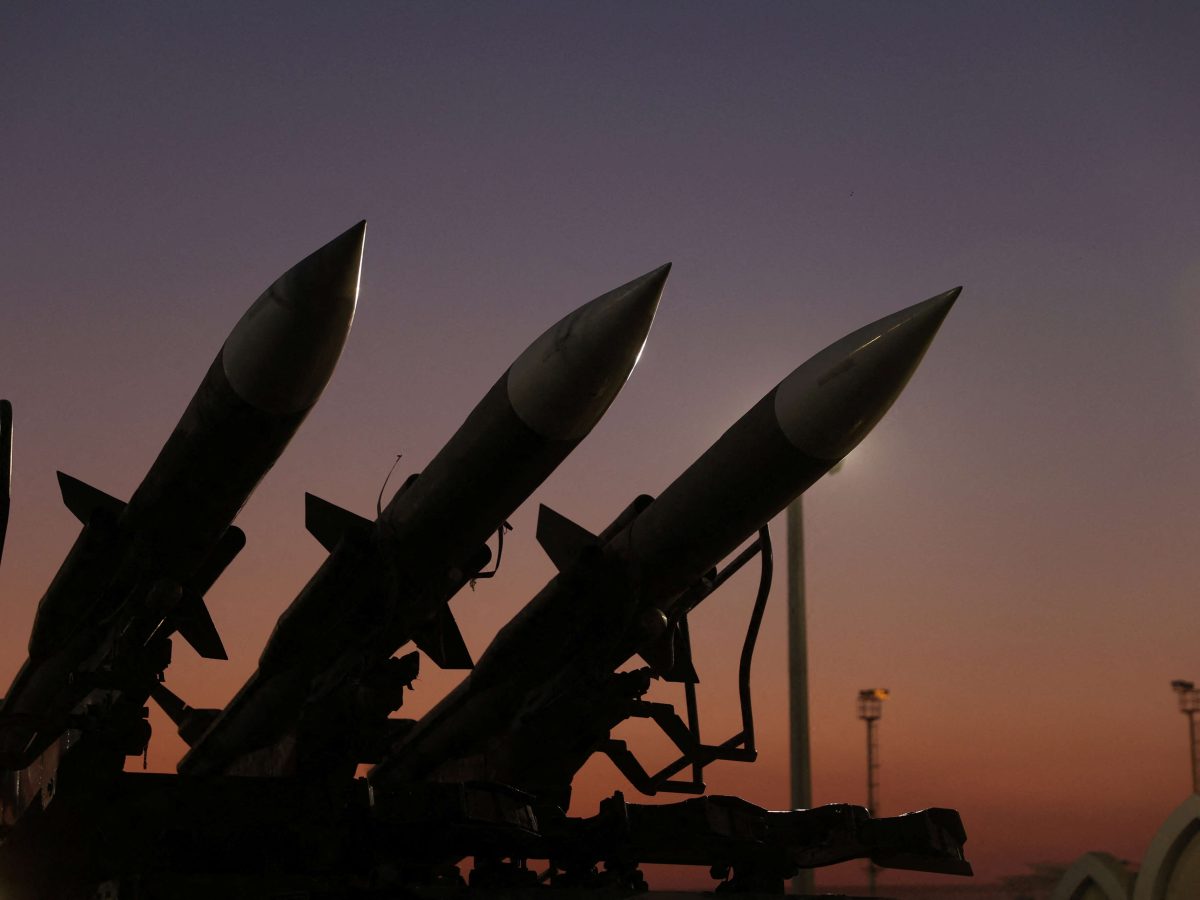 إيران تهدد بقصف القواعد الأمريكية