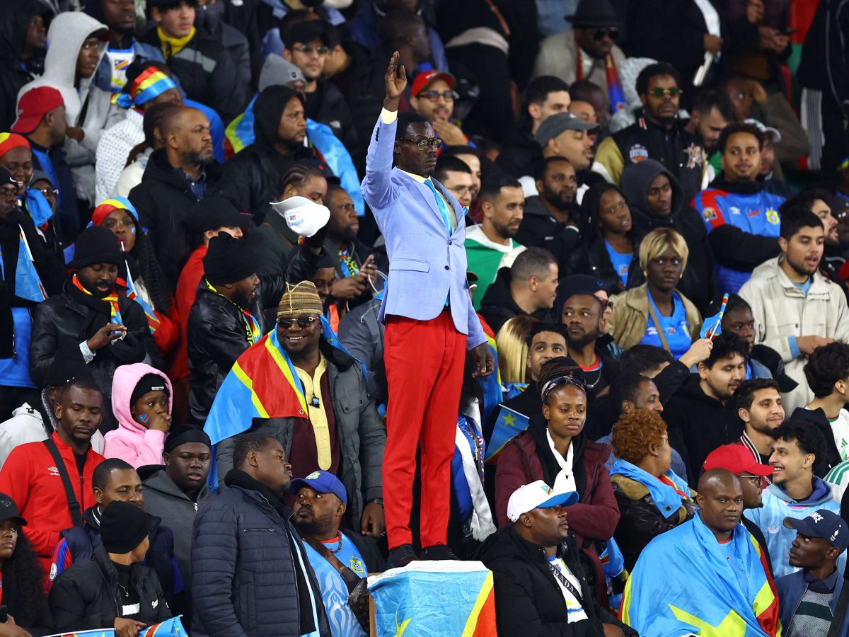 سيارة فاخرة للمشجع الكونغولي”لومومبا” تكريمًا لروحه الوطنية