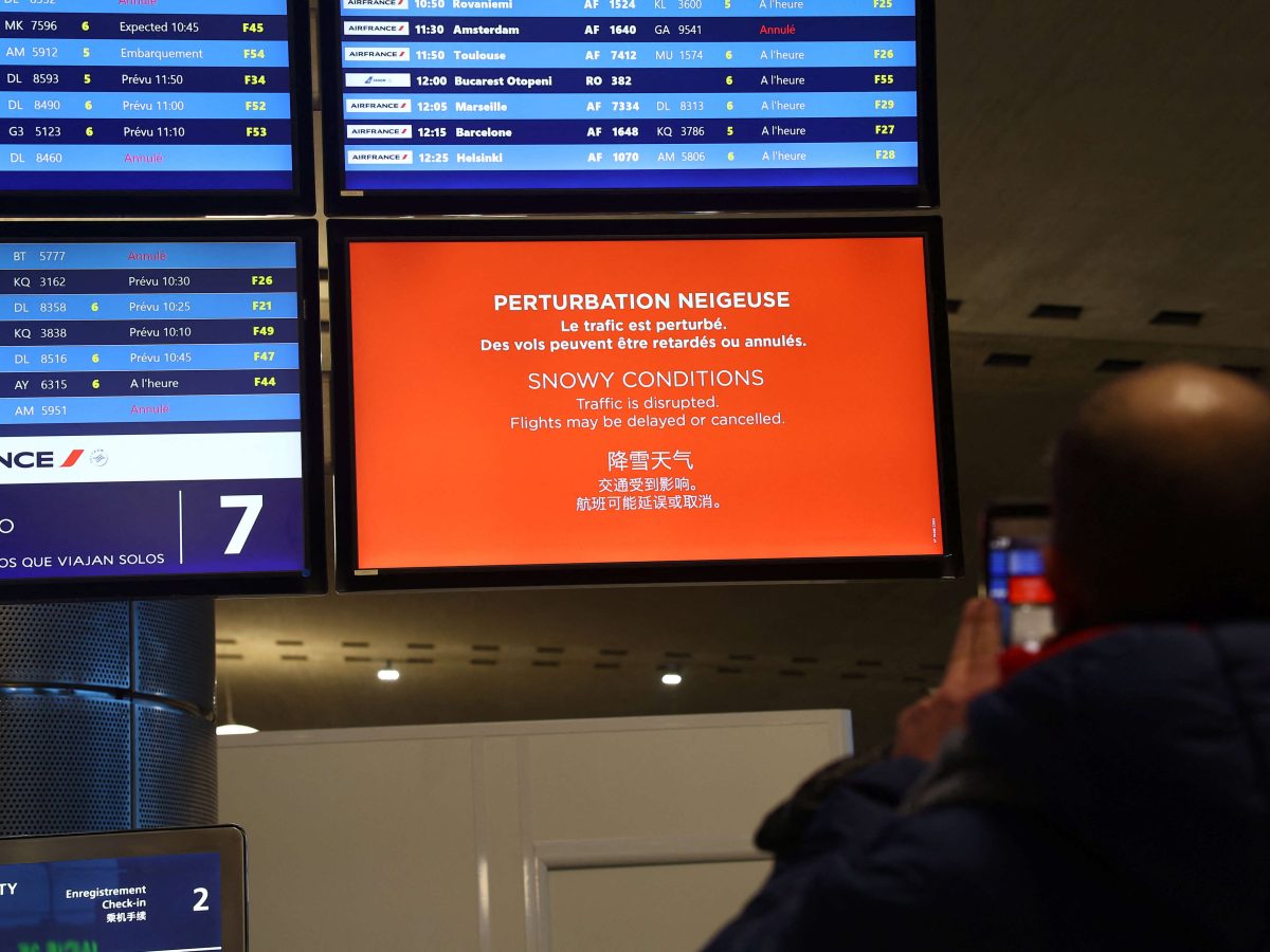 ثلوج فرنسا تعطل مئات الرحلات الجوية