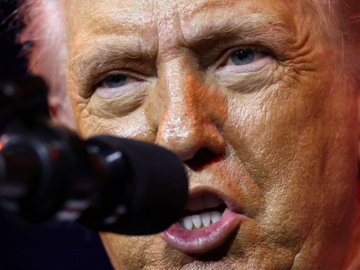 ترامب يلوّح بغارات على إيران وسط سقوط مئات القتلى