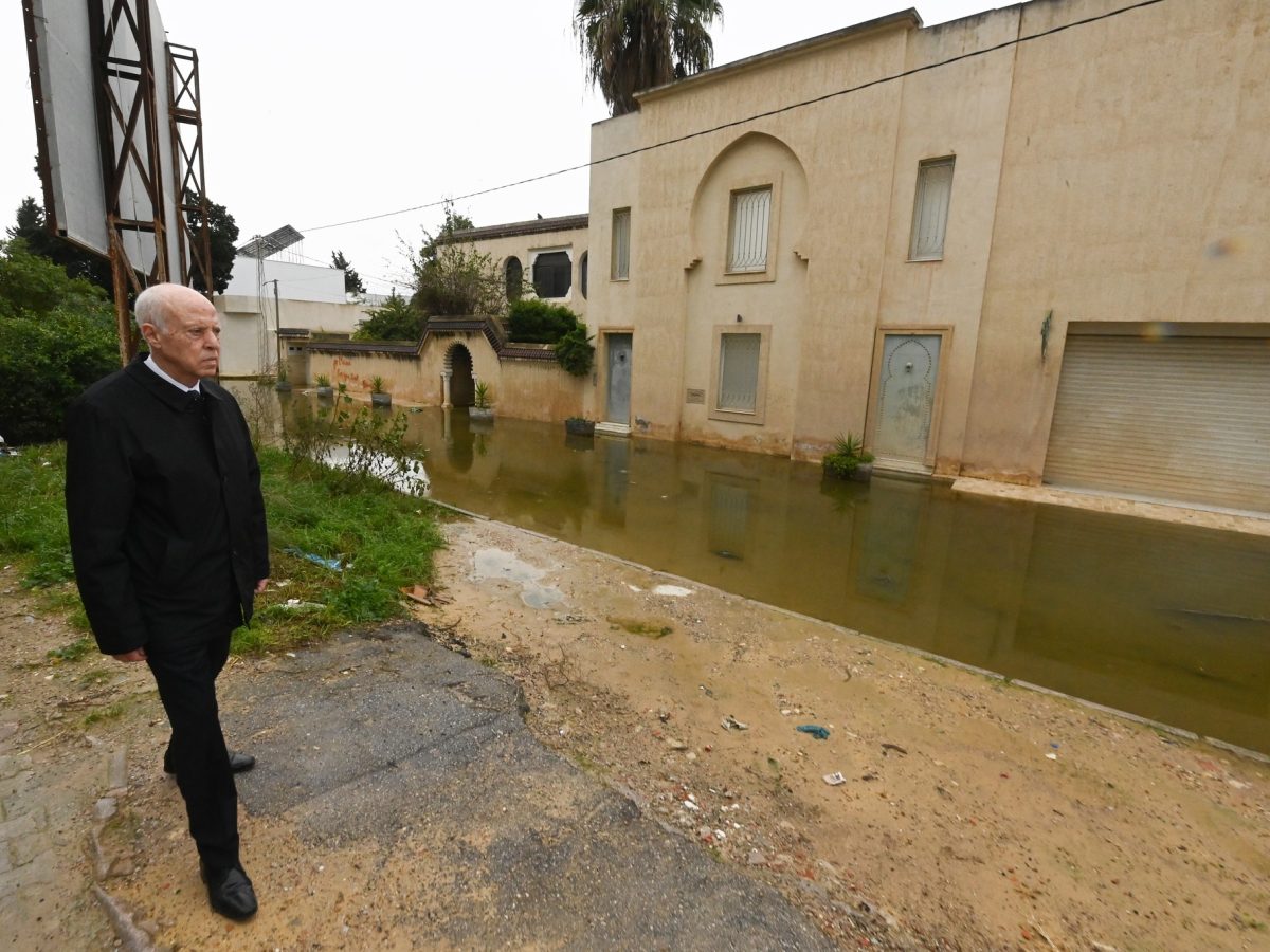 زيارة ميدانية للرئيس إلى البحر الأزرق على خلفية تواصل تراكم مياه الأمطار زيارة ميدانية للرئيس إلى البحر الأزرق على خلفية تواصل تراكم مياه الأمطار