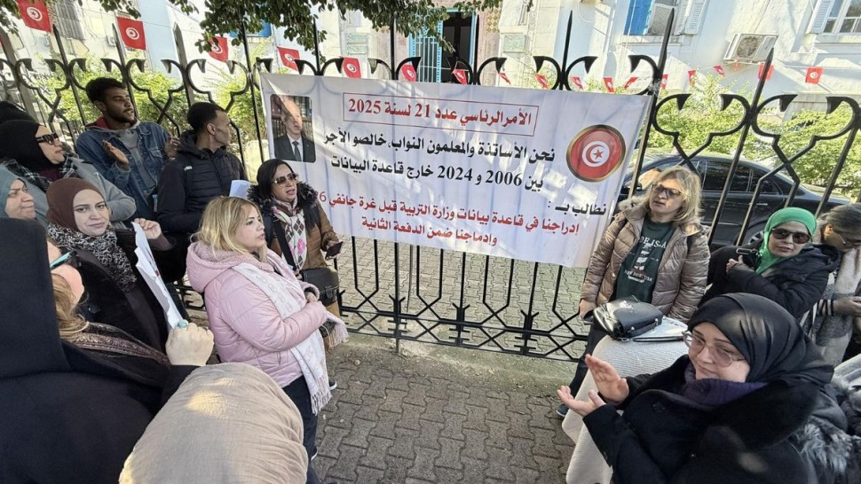 معلمون وأساتذة نواب يخوضون إضراب جوع أمام وزارة التربية