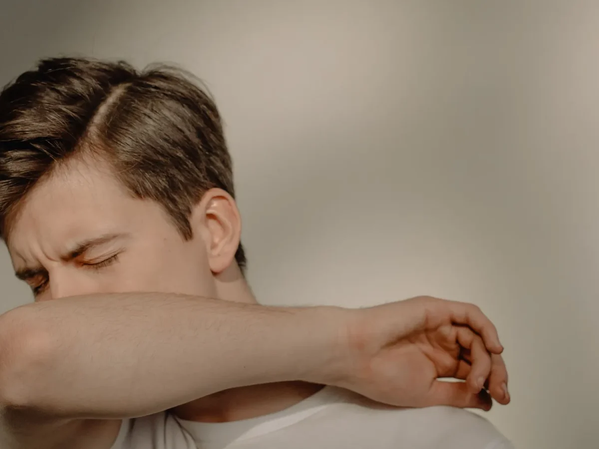 طبيب يكشف 5 أنواع للسعال.. تعرف على أخطرها