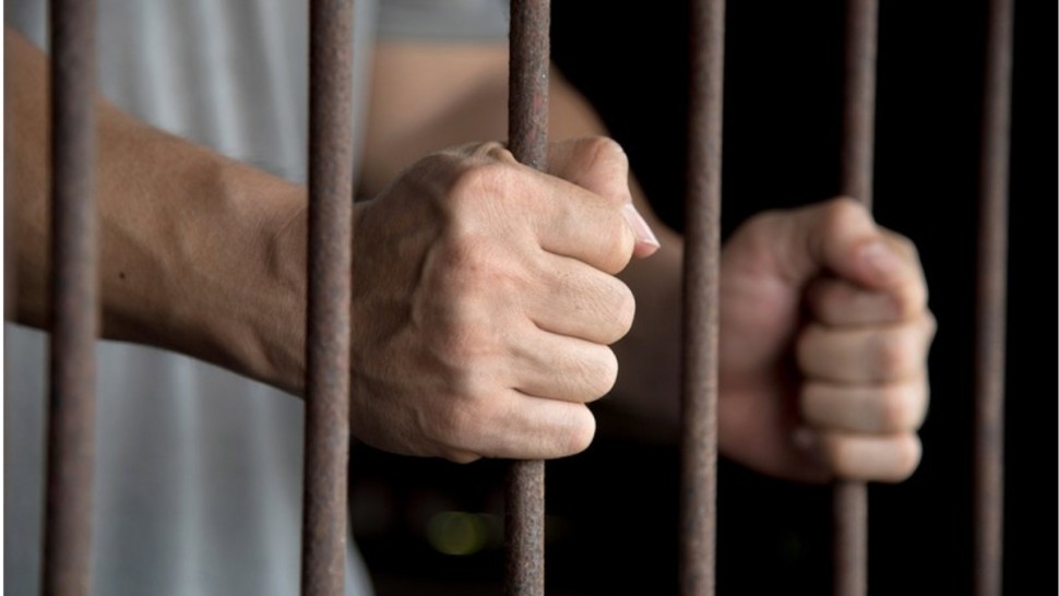 سجن حارس ملهى ليلي بتهمة الاعتداء على حريف