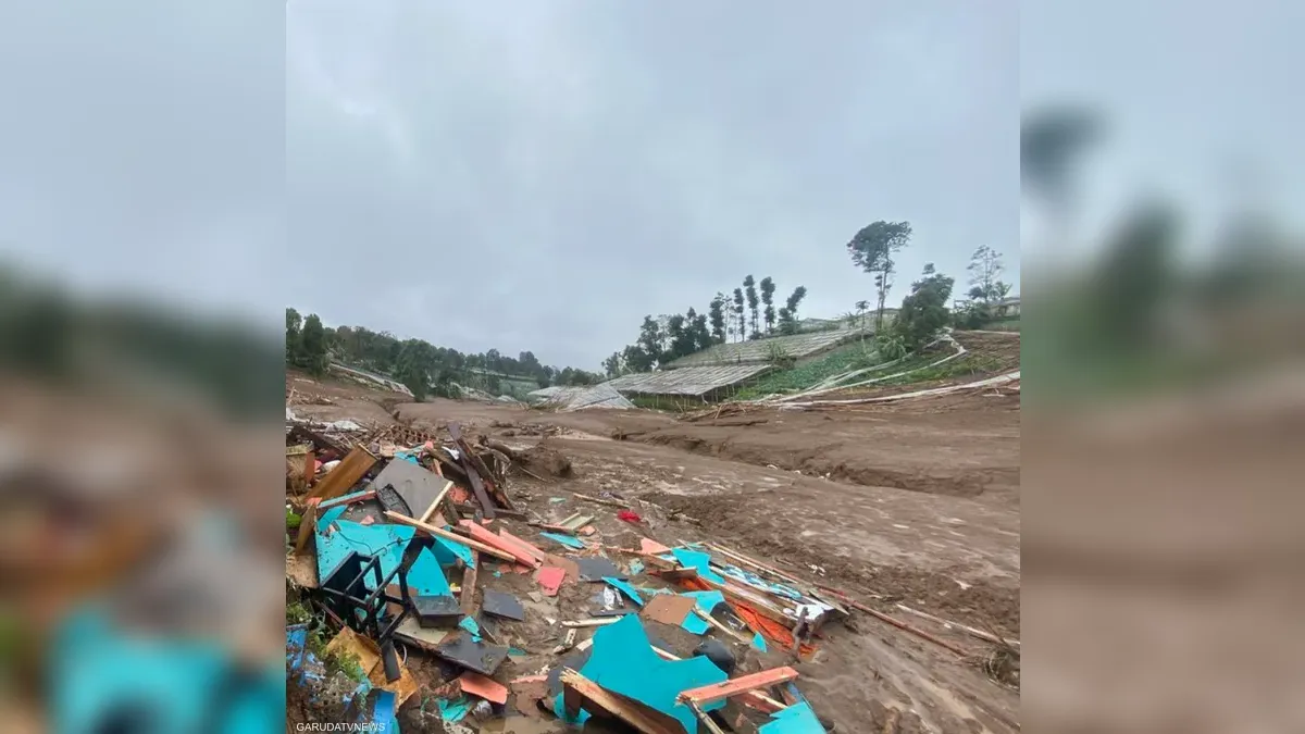 شاهد/ قتلى وعشرات المفقودين بانزلاق أرضي في إندونيسيا