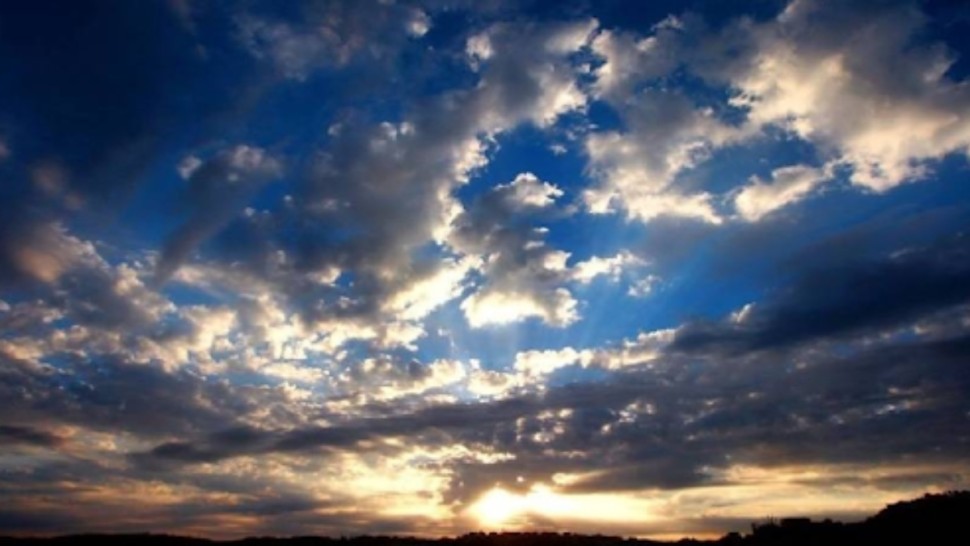 طقس ليل 8 جانفي 2026.. سحب عابرة ورياح قوية بالسواحل