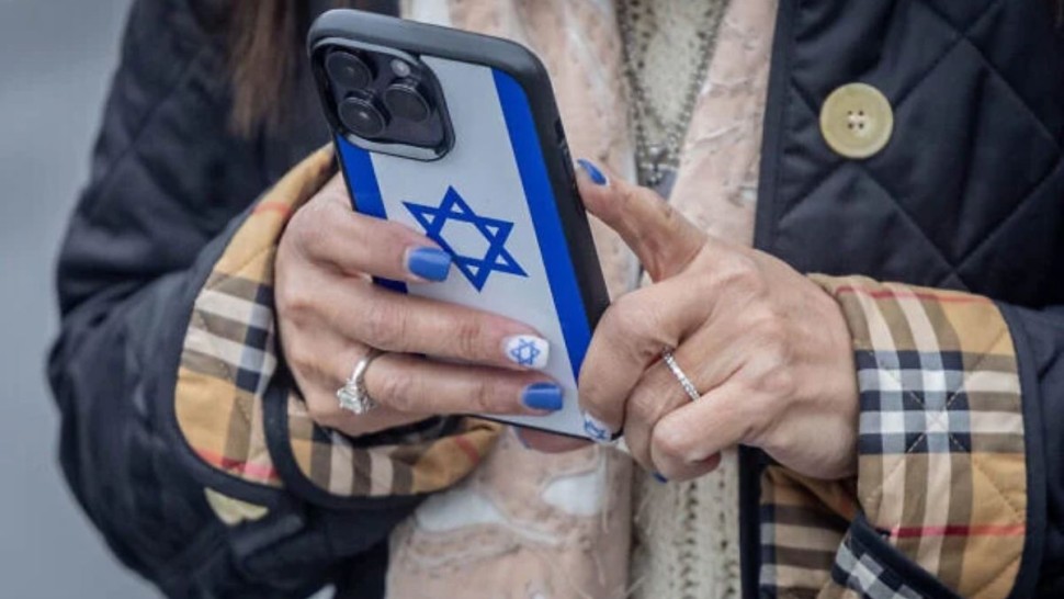 ‘رسائل رعب’ تصل هواتف مستوطنين.. وشكوك في جهات إيرانية