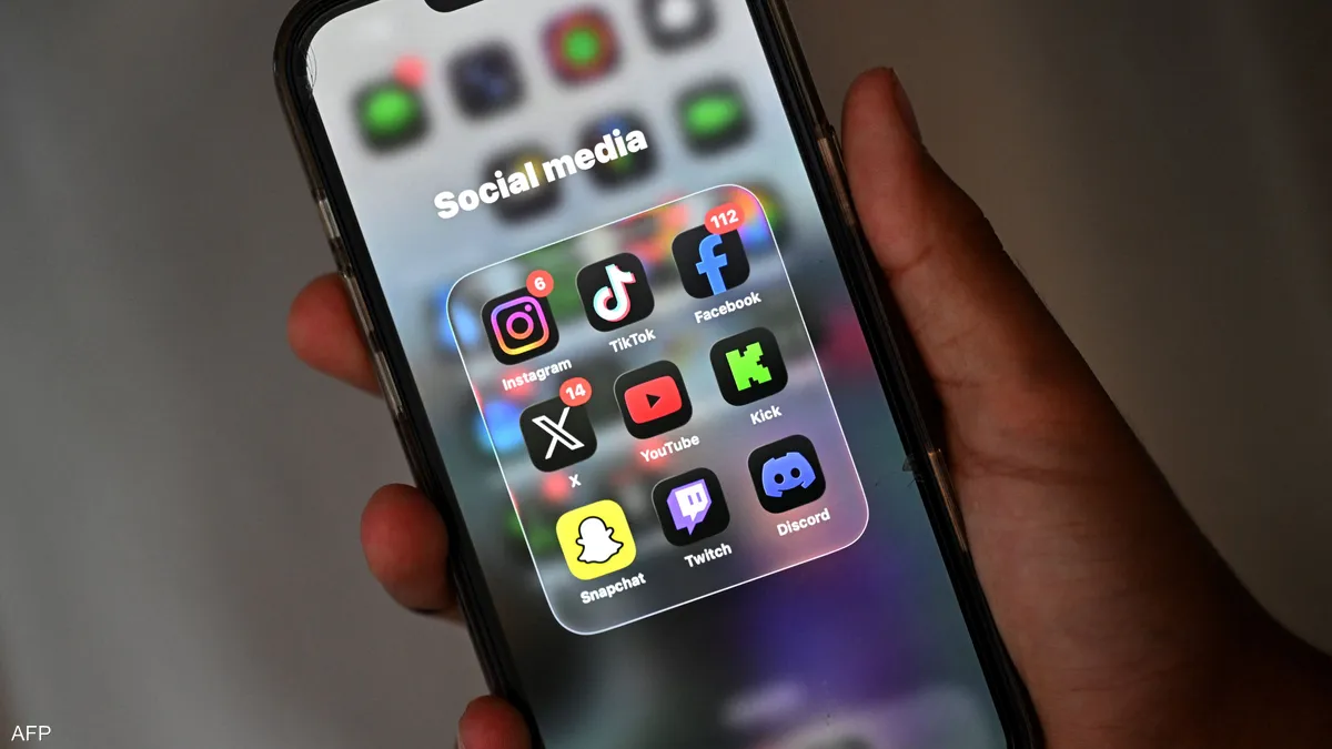 فرنسا تحظر منصات التواصل على القاصرين