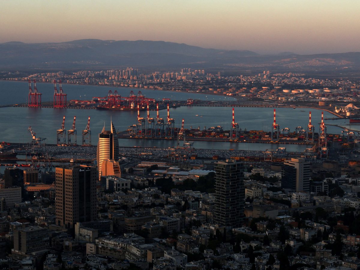 دمار كبير بمبنى شمال إسرائيل جراء إصابة مباشرة