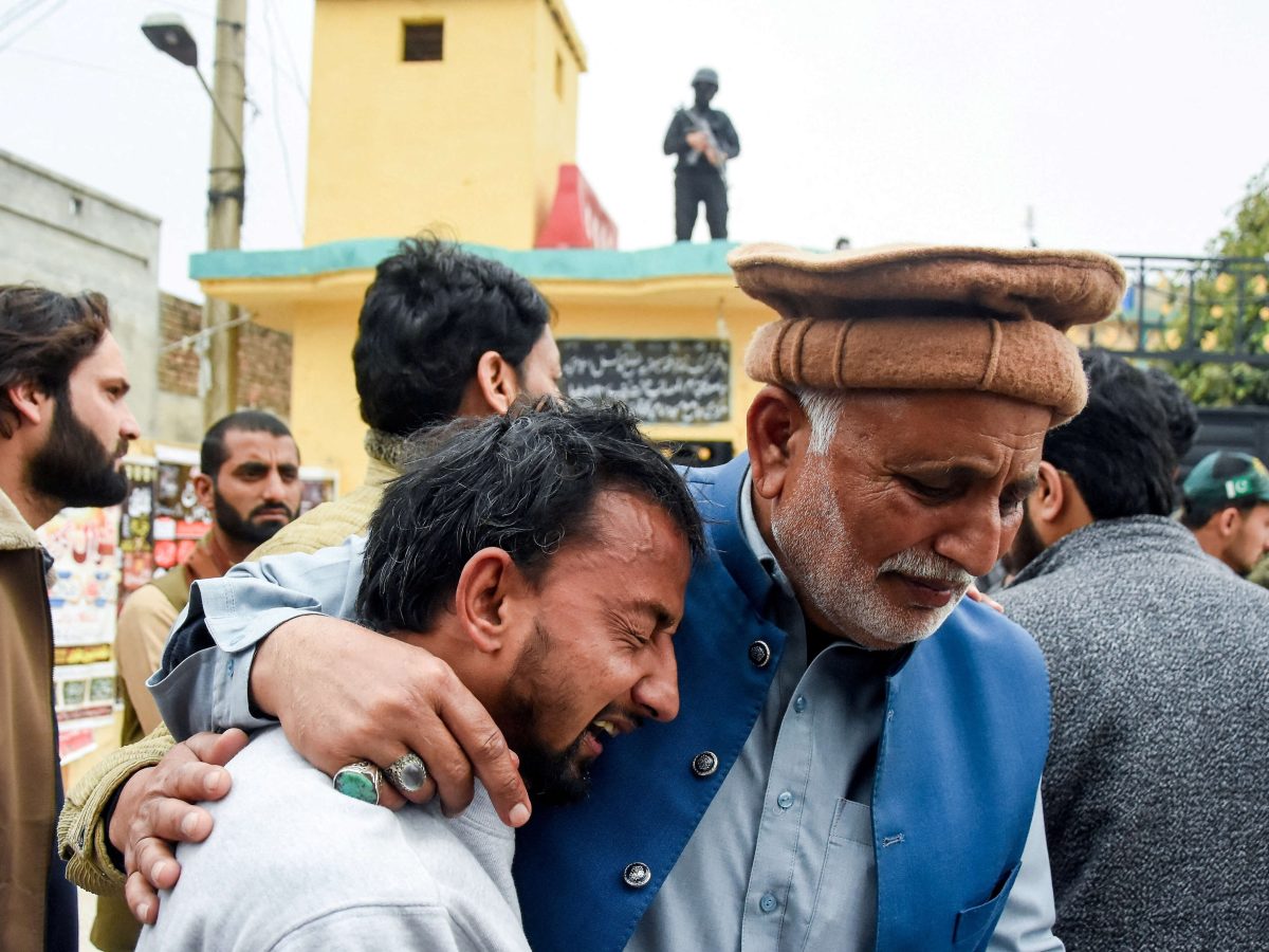 باكستان/ عشرات القتلى في انفجار انتحاري بمسجد