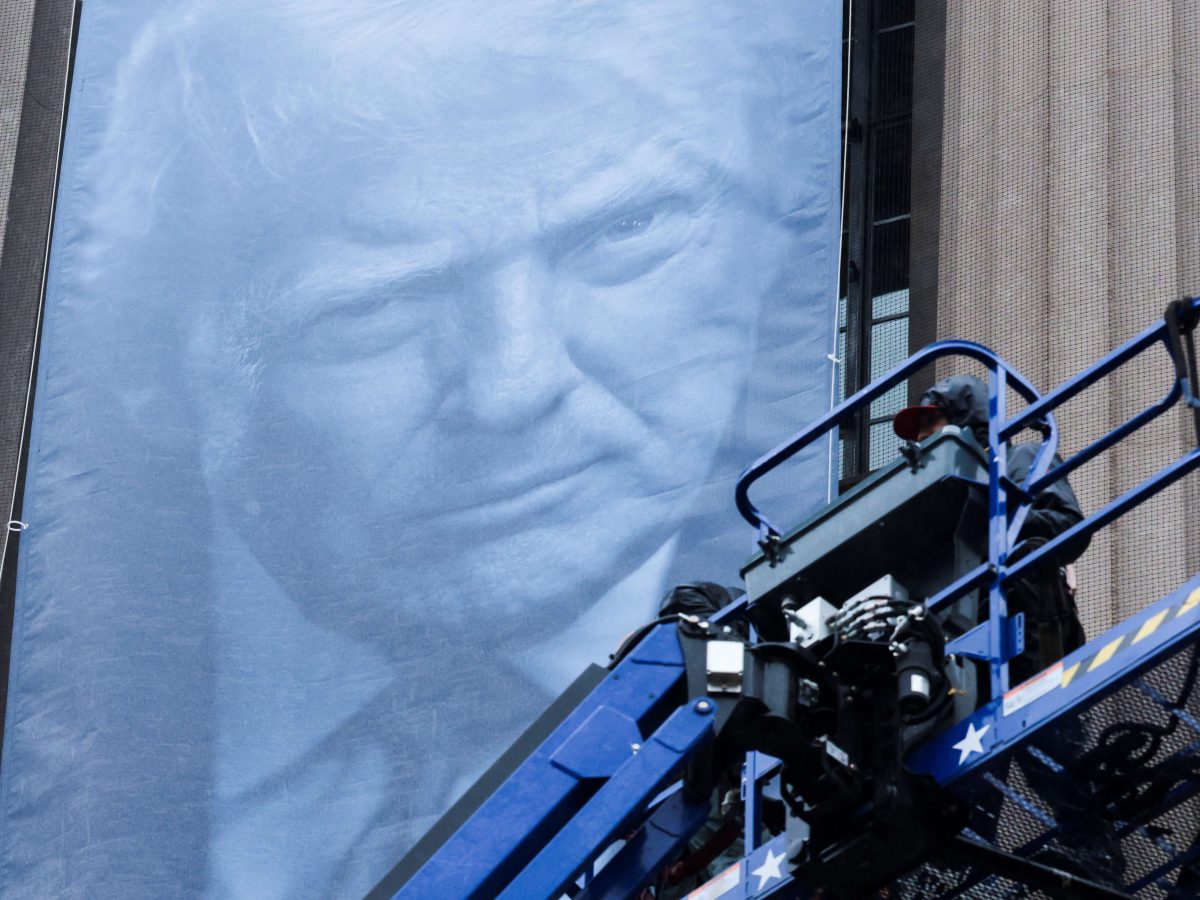 جدل في واشنطن بعد رفع صور ترامب على مبان حكومية