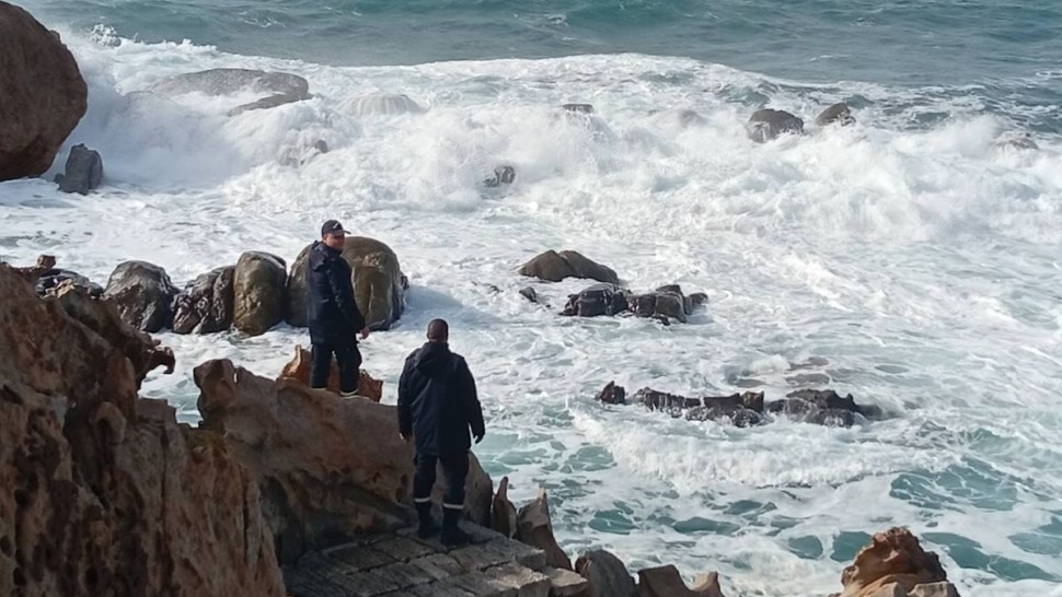مفقود منذ أيام.. البحر يلفظ جثة شاب بكاب نيقرو