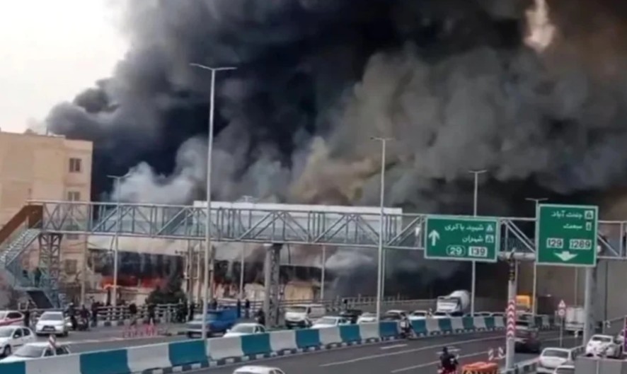 إيران/ حريق ضخم يلتهم سوقًا غرب طهران