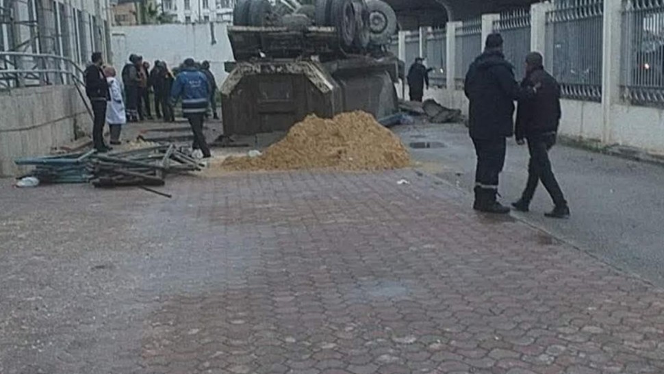 العاصمة/ سقوط شاحنة ثقيلة من قنطرة الجمهورية