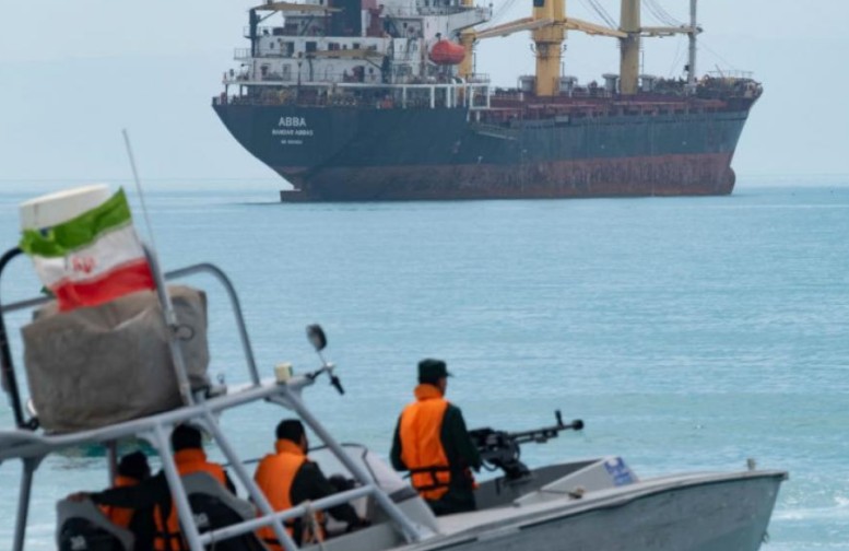 تحذير إيراني للقوات الأمريكية المرافقة للسفن في هرمز