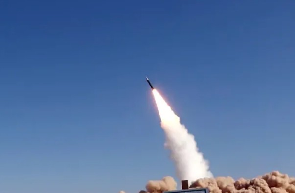 الحوثيون يدخلون المواجهة.. إطلاق صاروخ يمني باتجاه إسرائيل