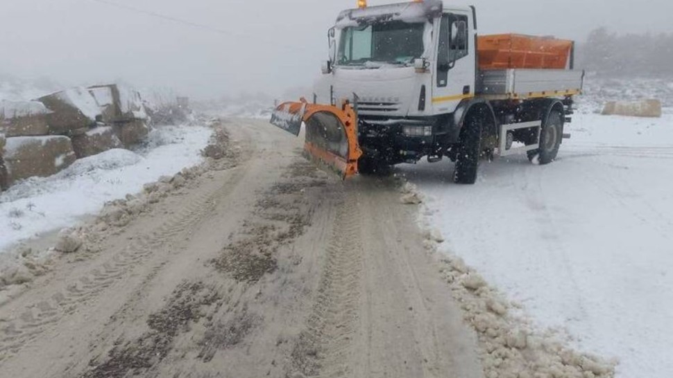 إزالة الثلوج بعدد من الطرقات والمسالك الريفية بمكثر