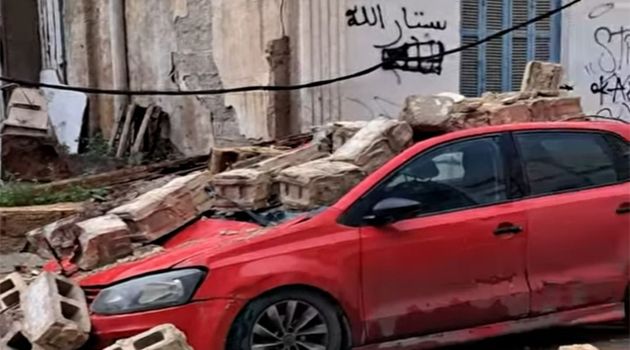 انهيار جدار بالعاصمة يلحق أضرارا بعدد من السيارات