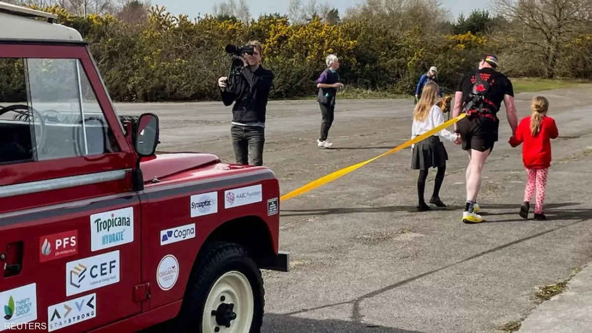 رقم كسر القواعد.. جر سيارة لمسافة 100 كيلومتر