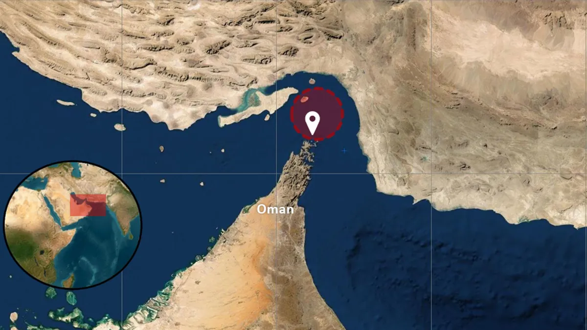 إصابة سفينة شحن بمقذوف مجهول في مضيق هرمز