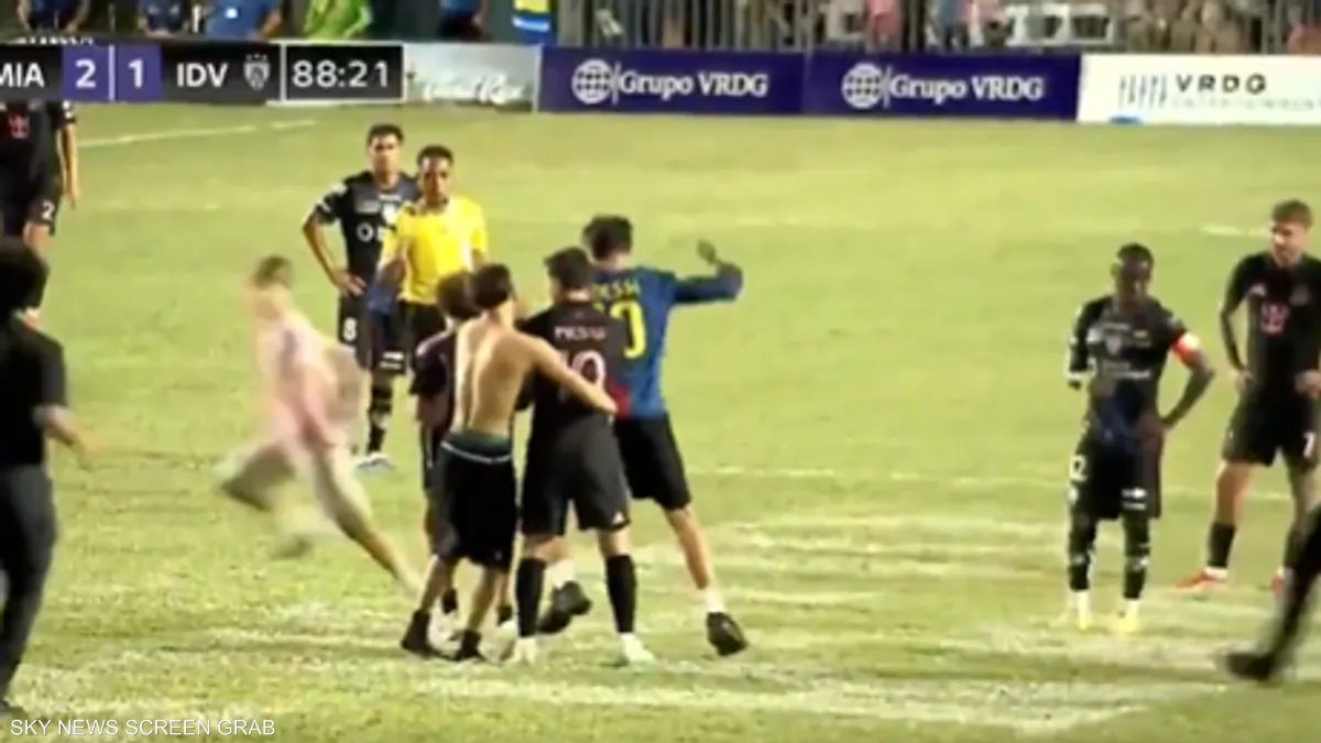 شاهد.. ميسي يسقط أرضا بعد اقتحام مشجعين الملعب