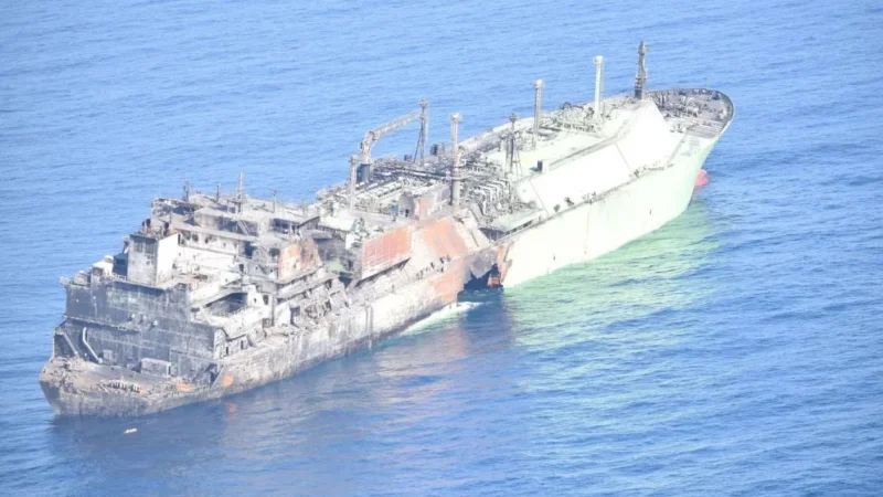 ليبيا/ انطلاق عملية سحب ناقلة الغاز الروسية المُتضرّرة