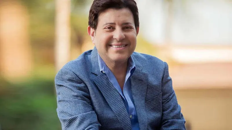 تعدى مرحلة الخطر.. هاني شاكر إلى القاهرة خلال أيام