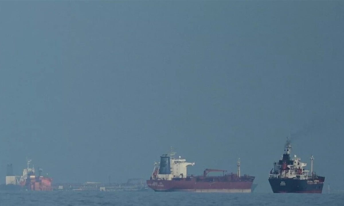 مصيدة بحرية.. 20 ألف بحار عالق في مضيق هرمز