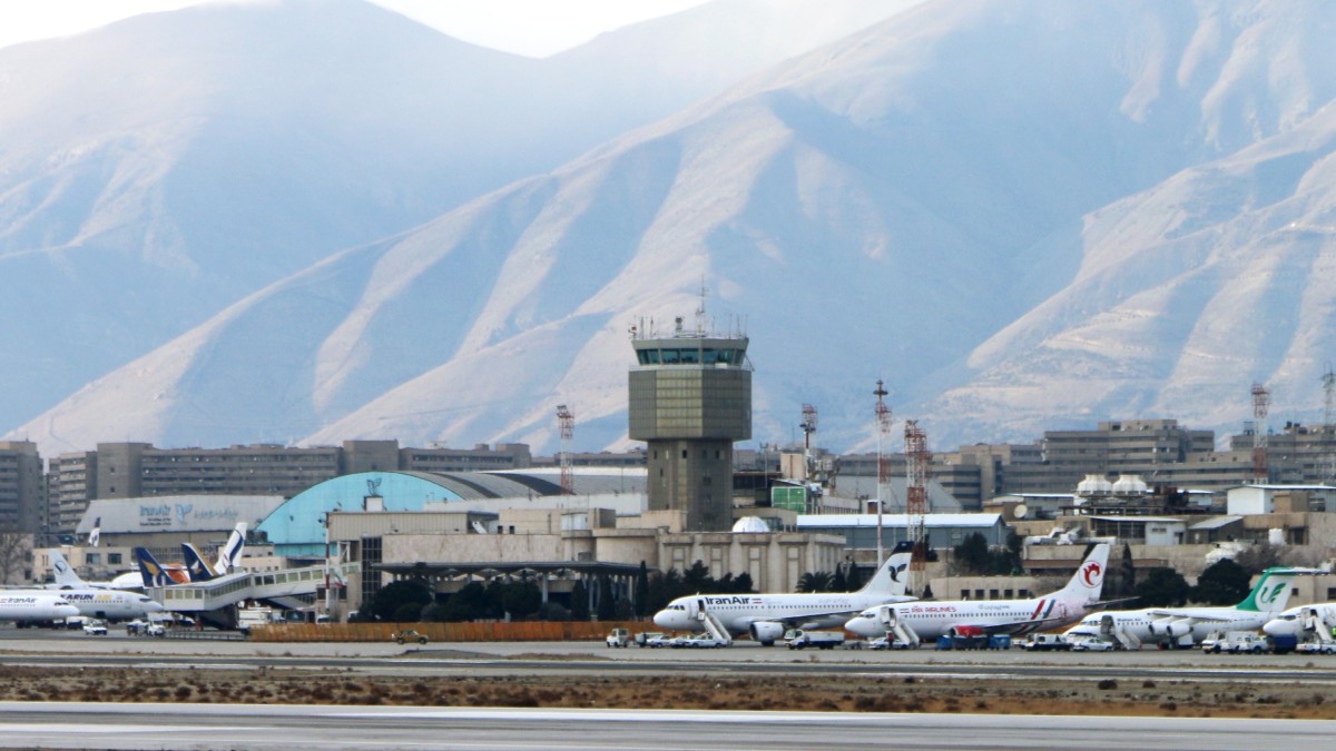 إعادة فتح جزئية للمجال الجوي الإيراني