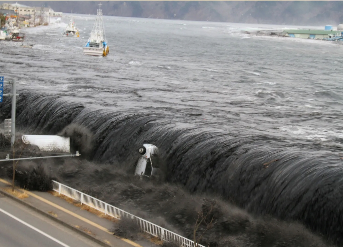 تحذيرات من تسونامي بارتفاع 3 أمتار في اليابان