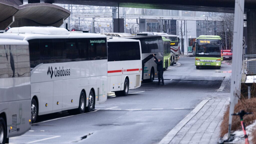 طفل يقود حافلة مسروقة من النرويج إلى السويد في رحلة مثيرة