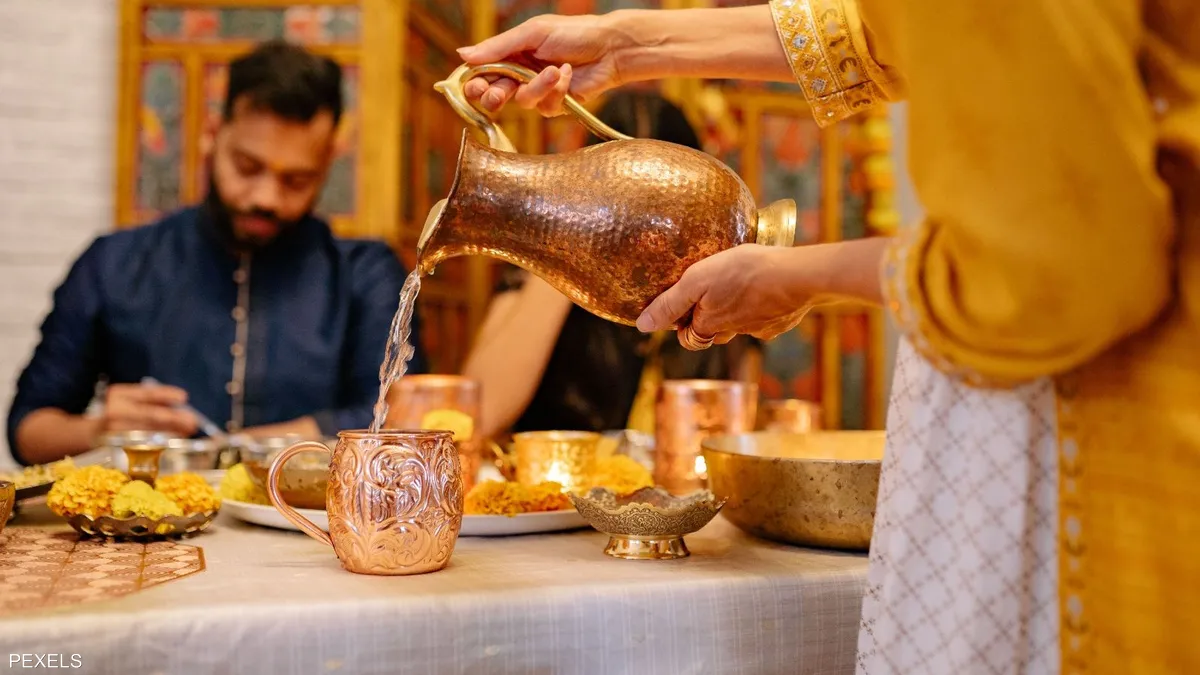فوائد شرب الماء في الأوعية النحاسية.. العلم يقول كلمته