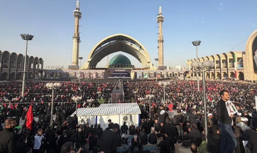 حشود ضخمة في مراسم وداع علي خامنئي بطهران