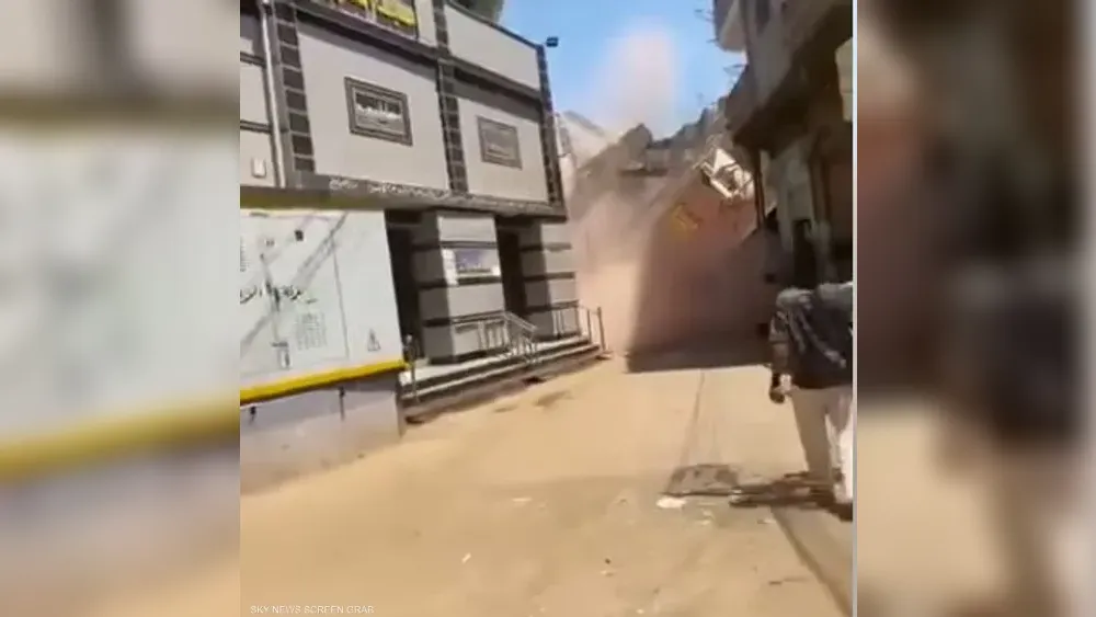 شاهد في مصر/ انهيار منزل فوق مسجد بعد صلاة الجمعة