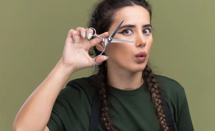 ترند غريب على “تيك توك”.. لماذا يقصّ البعض رموشهم؟