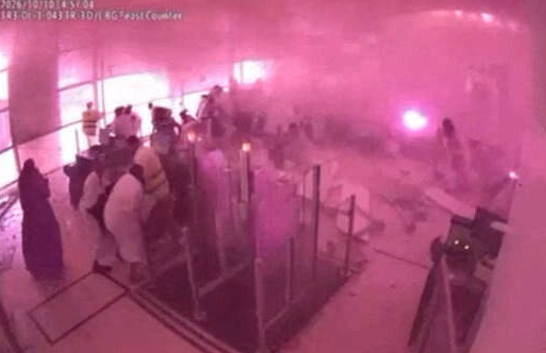 مشاهد للحظة استهداف معتمرين في مطار الملك خالد بالرياض (فيديو)