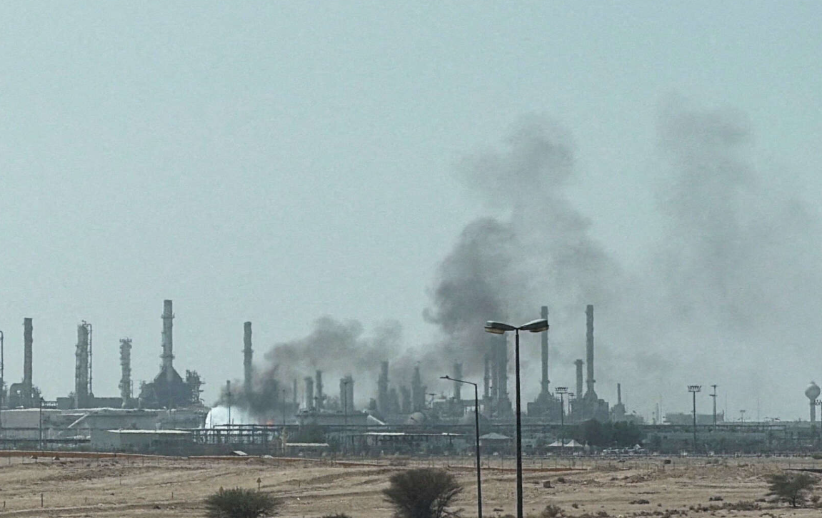 السعودية/ “أرامكو” ومطار الملك خالد في مرمى الاستهداف الحوثي مجددًا