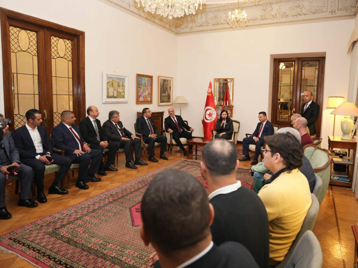 رئيسة الحكومة تلتقي بأفراد من الجالية بروسيا