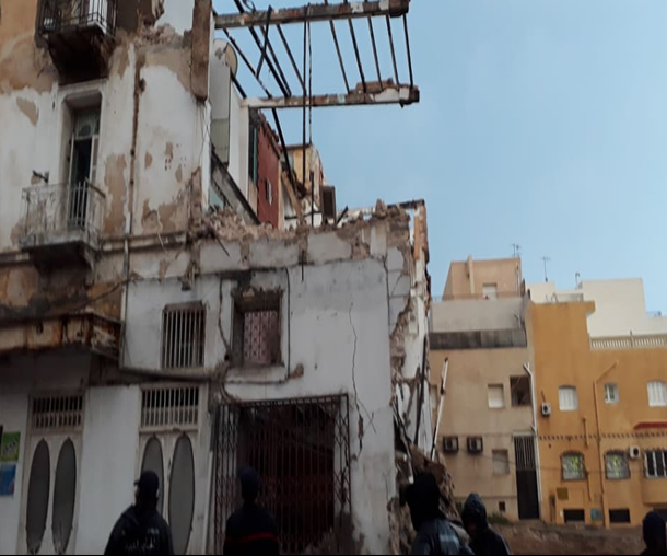 المباني المتداعية